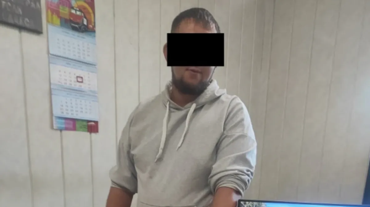 В Мошково Новосибирской области рецидивист избил и ограбил прохожего — унес барсетку с телефоном и деньгами