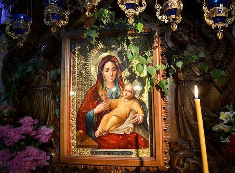 Поэтически красивая молитва для незамужних девушек и женщин Козельщанской иконе Божией Матери: помогает в скором замужестве
