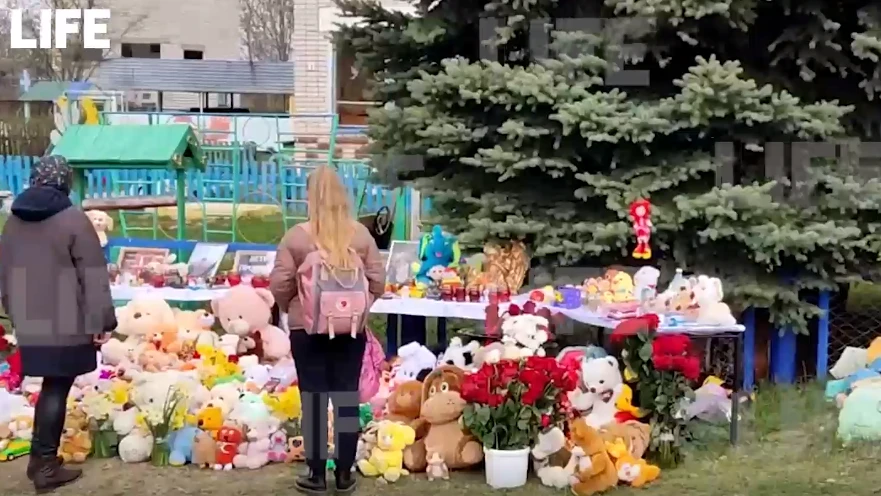 «Все плакали и молились» Под Ульяновском простились с людьми, расстрелянными в детском саду «Рябинка». Детям было 5 и 6 лет 