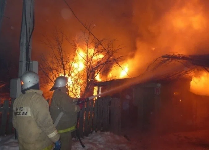 Ночной пожар под Искитимом оставил семью без дров на зиму: Тушили огонь почти час