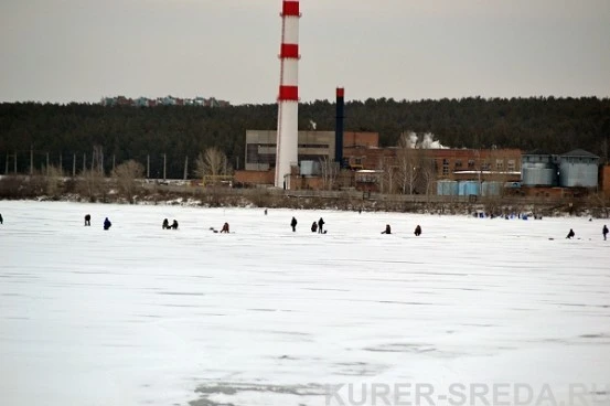 Рыбаки в любую погоду, пренебрегая опасностью, выходят на лед Рыбаки в любую погоду, пренебрегая опасностью, выходят на лед