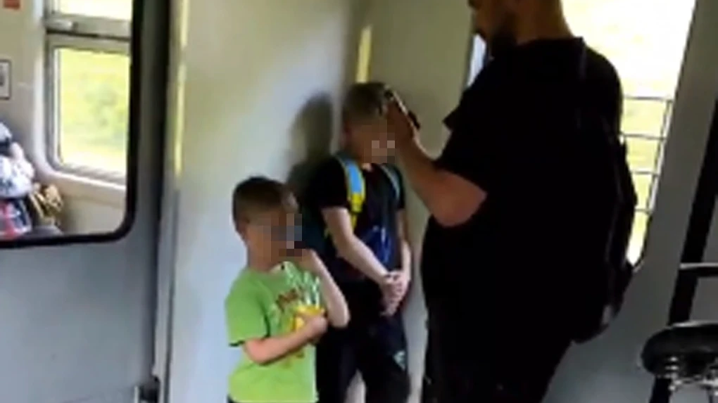 Пассажир подмосковной электрички сорвал с плеч рюкзак у незнакомого школьника, посчитав, что он раскрашен в цвет флага Украины