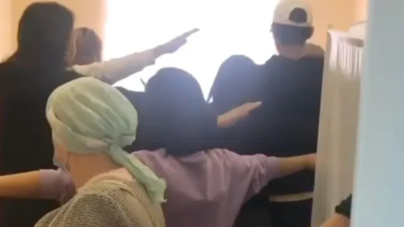 В Якутске ленивый врач-невролог одновременно осматривала 20 человек на приеме и попала под проверку - видео