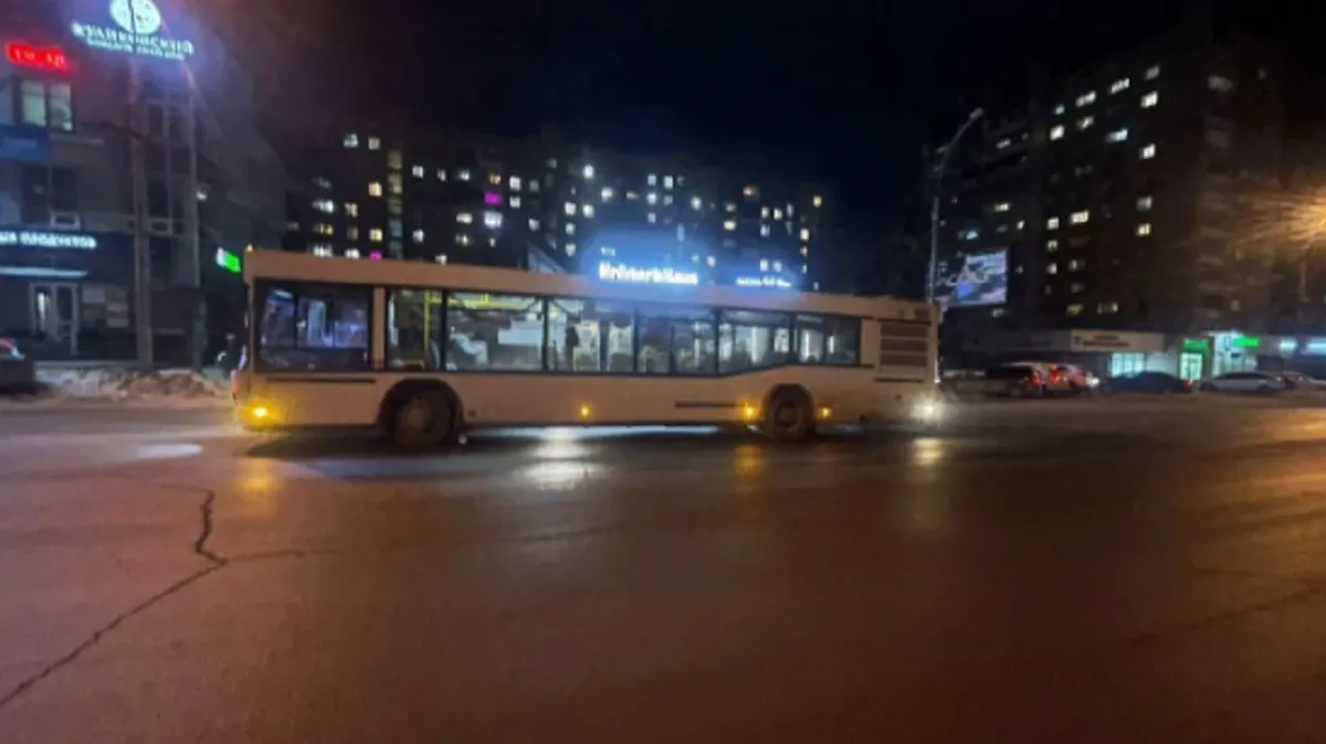 Смертельное ДТП в Новосибирске: 62—летняя женщина попала под автобус на улице Челюскинцев