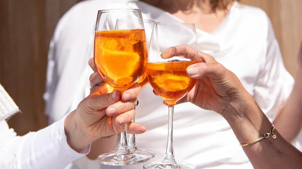 Исследование показало, что люди, которые работают 49 и более часов, пьют больше алкоголя