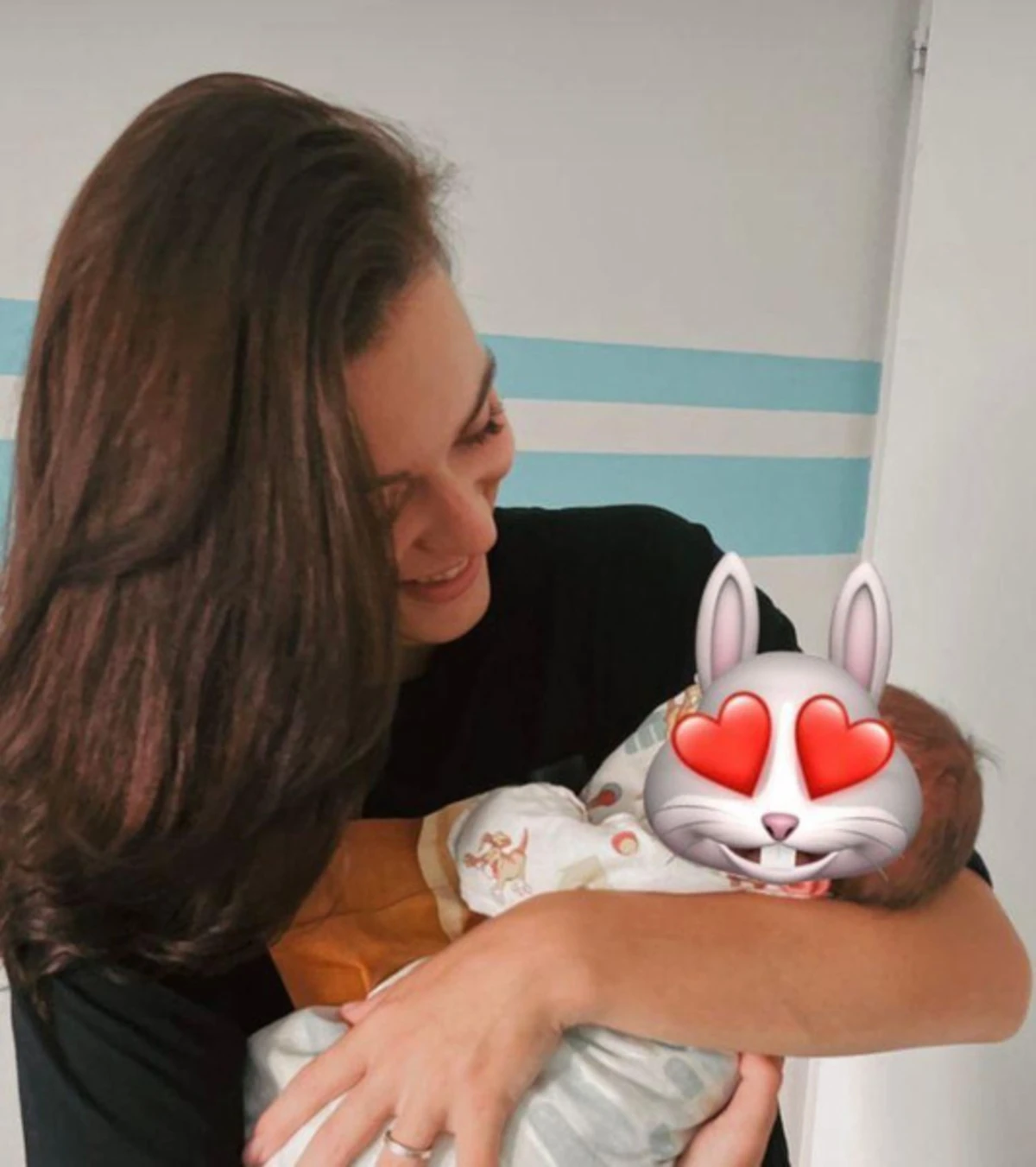 Аделина забрала сестру с ребенком из роддома. Фото: Instagram*