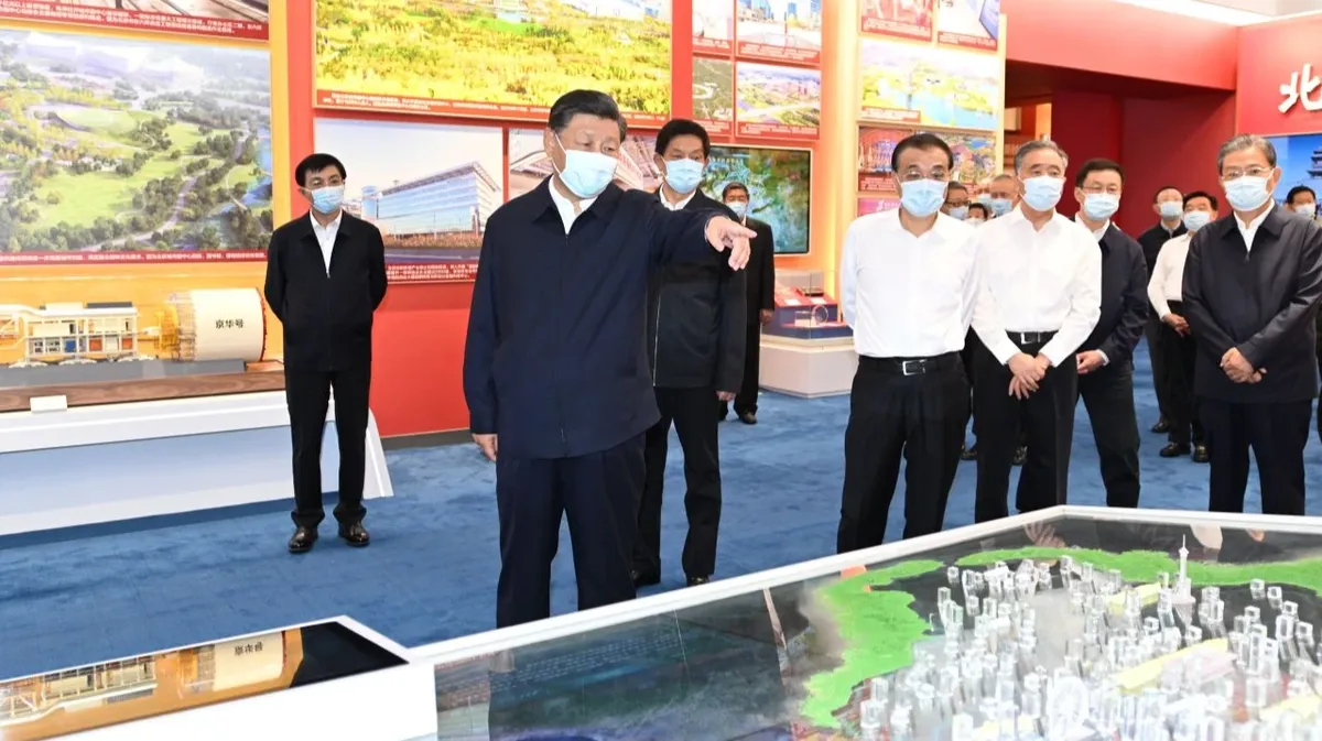 Си Цзиньпин и другие китайские лидеры в Пекинском выставочном зале 27 сентября. Фото: Се Хуаньчи/Синьхуа/Сипа США
