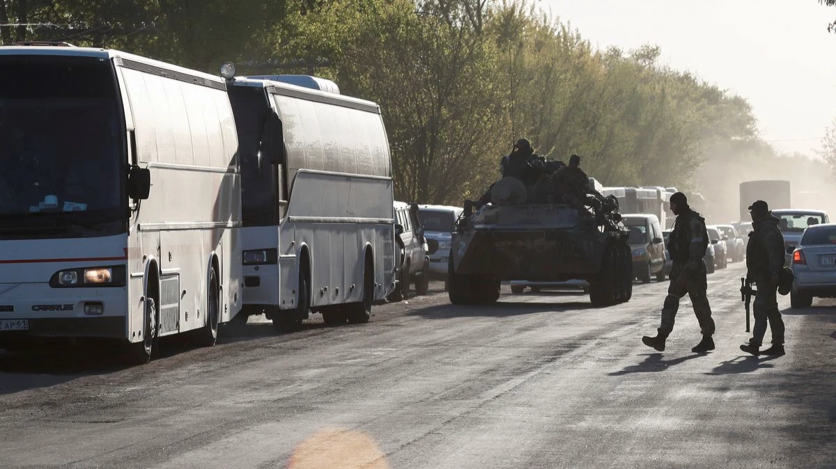 По оценке специалиста, украинские пограничники и пехотинцы смогут решиться на сдачу в плен с «Азовстали». Фото: REUTERS
