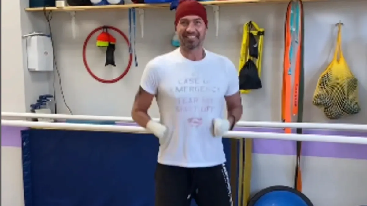 Костомаров опубликовал видео, на котором он тренируется писать рукой с протезом — «МАМА… первое слово»