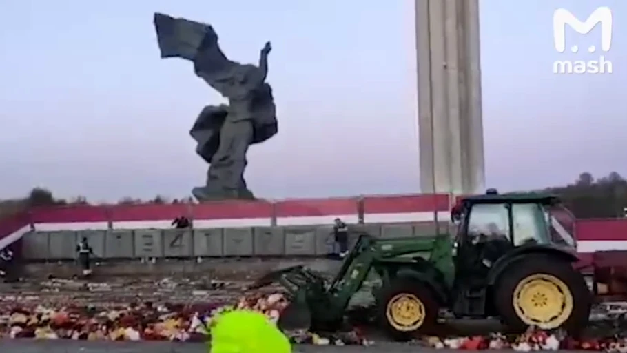 «Это no pasaran» В Риге сгребли трактором цветы у памятника воинам Освободителям. Инцидент попал на видео