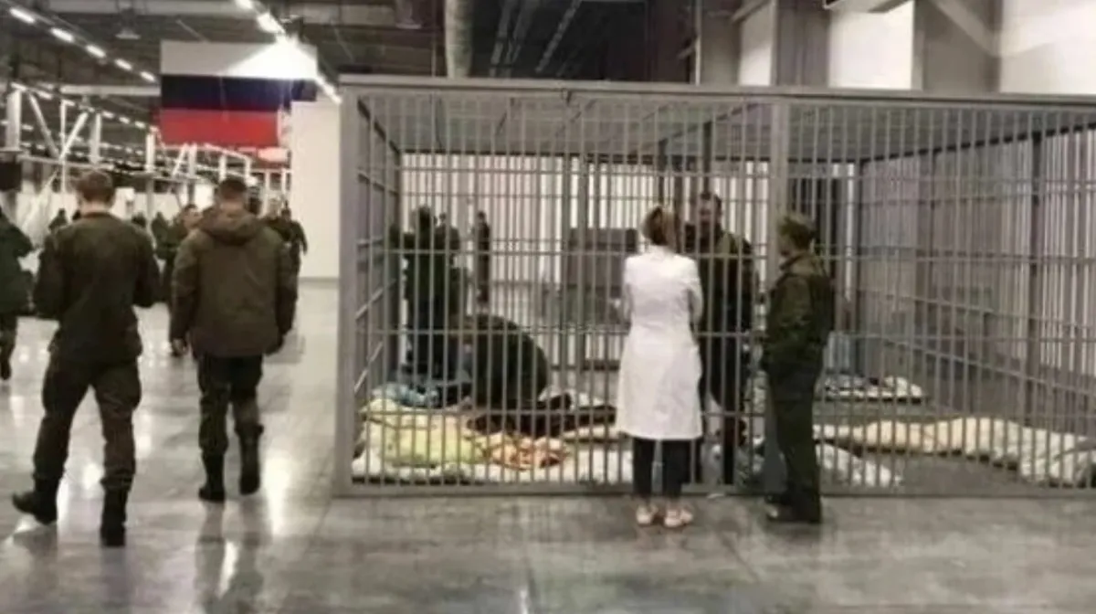 Людей в военной форме поместили в клетку в сборном пункте для мобилизованных в Казани 