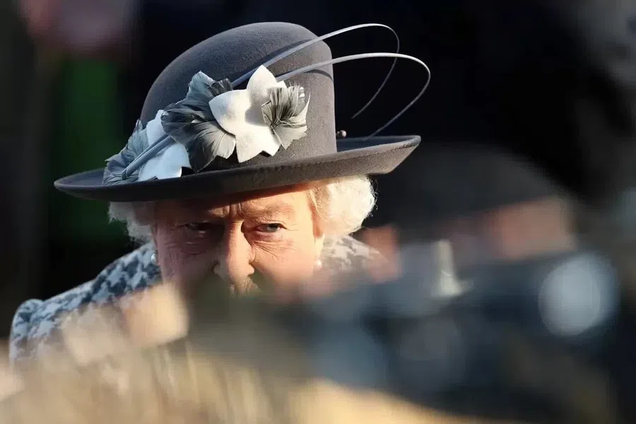 Королева Великобритании Елизавета II взвешивает своих гостей для подсчета съеденной еды