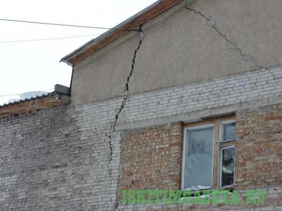Здание разрушается