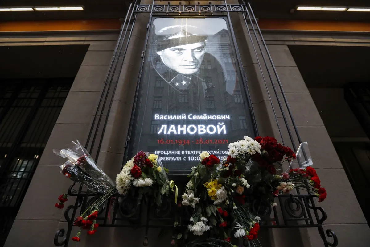 Великого актера Ланового похоронили на Новодевичьем кладбище