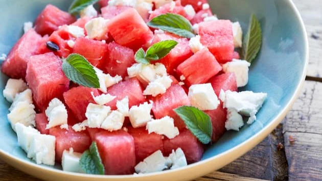 Рецепт очень вкусного салата из арбуза с фетой: идеальное летнее блюдо