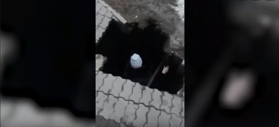 В Белгородской области женщина провалилась под асфальт и упала на трубу