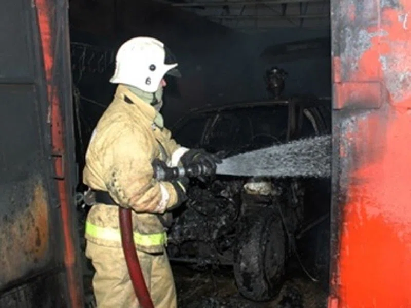 В Искитиме огонь уничтожил автобусы и грузовые авто в гараже. Пожар тушили два часа