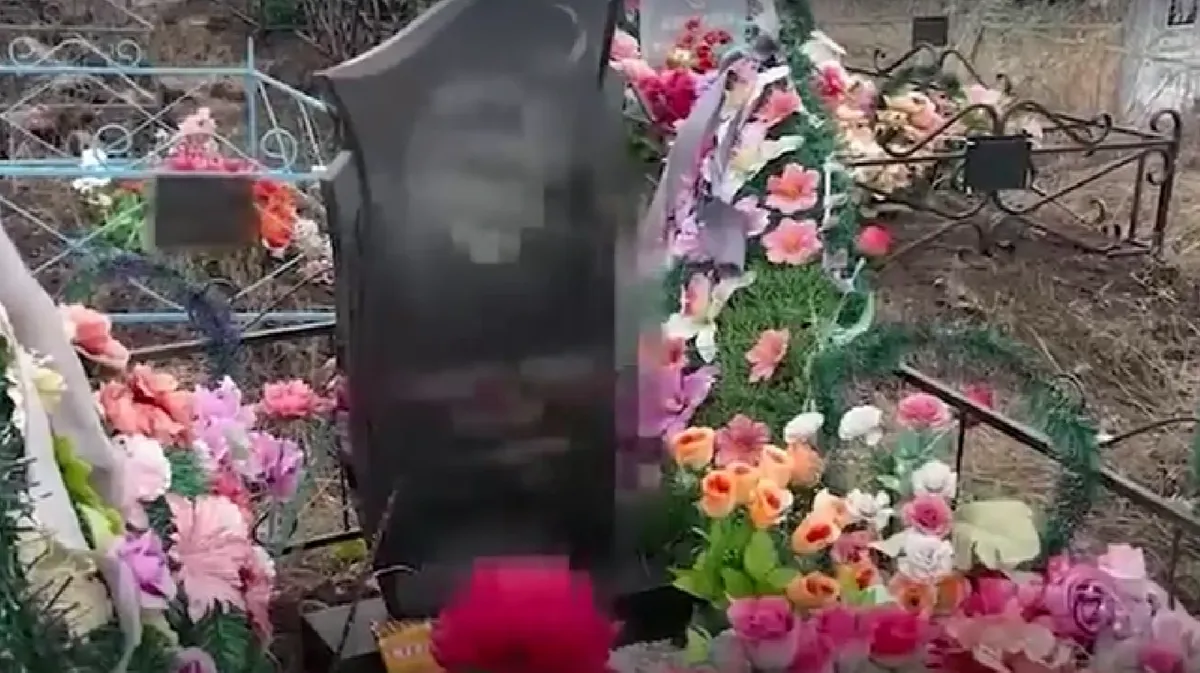 В Башкирии школьный учитель разрисовал краской могилы бывших учеников, погибших в ДТП