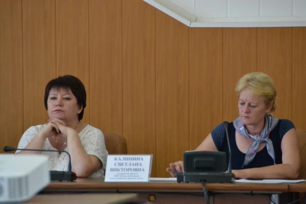 DSC_1530 Зоя Родина (на фото - слева) не оставит без ответа резкую реплику Светланы Калининой (на фото - справа)