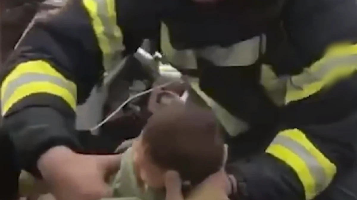 «До слез» В Турции из-под завалов вытащили 2-месячного младенца – спасатель поцеловал малыша в лоб – видео
