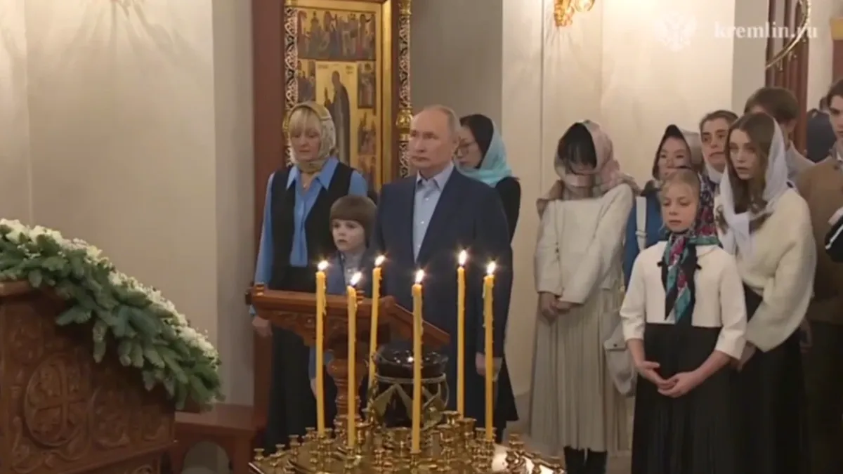 Владимир Путин с женами и детьми погибших на СВО. Фото: скрин с видео 