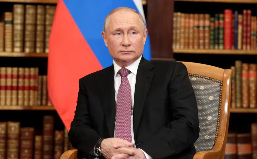 Почему Путин не носит военную форму, объяснил Песков