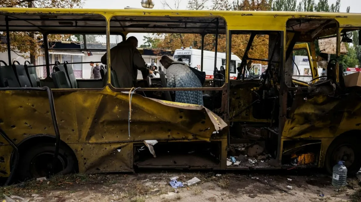 Автобус после обстрела рынка в Донецке. Фото: Vоенкор Котенок Z / Telegram