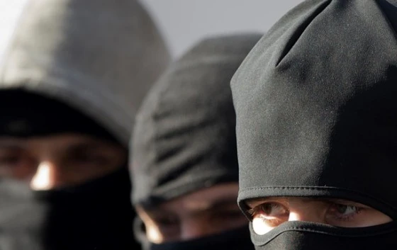 Четверо в масках ворвались в жилой дом