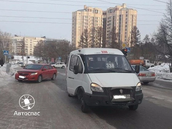 Иномарка протаранила маршрутку