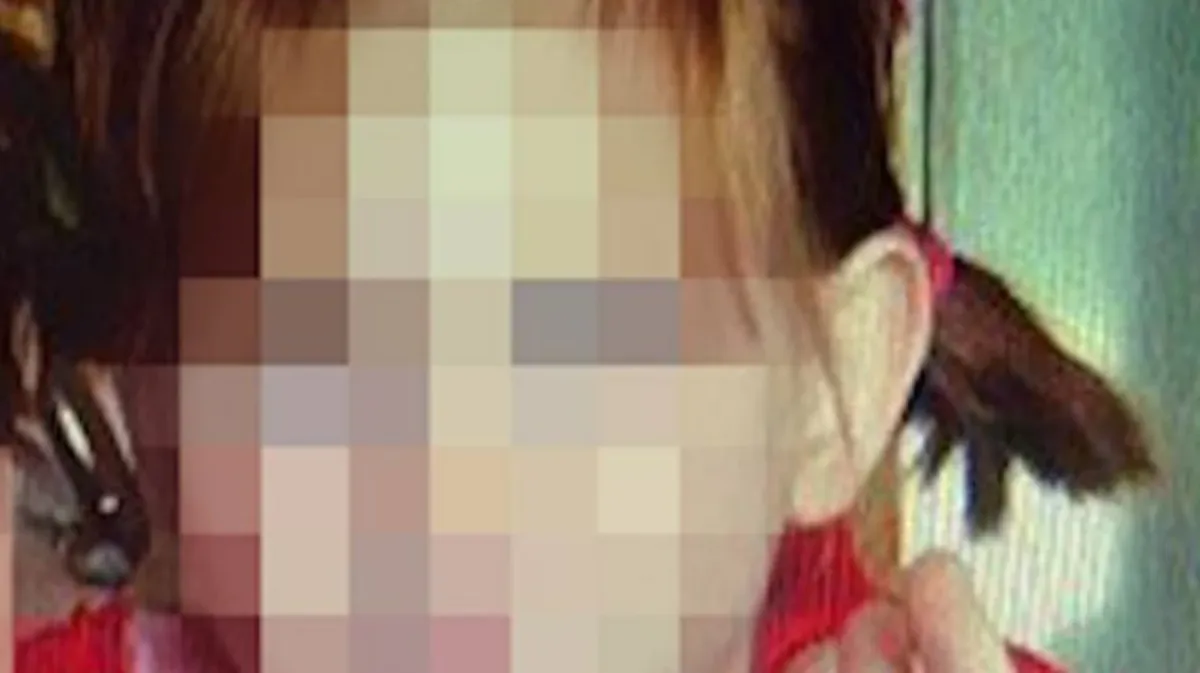 В Приморье 10-летняя девочка уснула на коврике в подъезде из-за того, что в квартиру ворвались пьяные соседи - фото