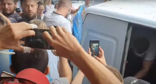 Мужчина старался прикрыть свое лицо