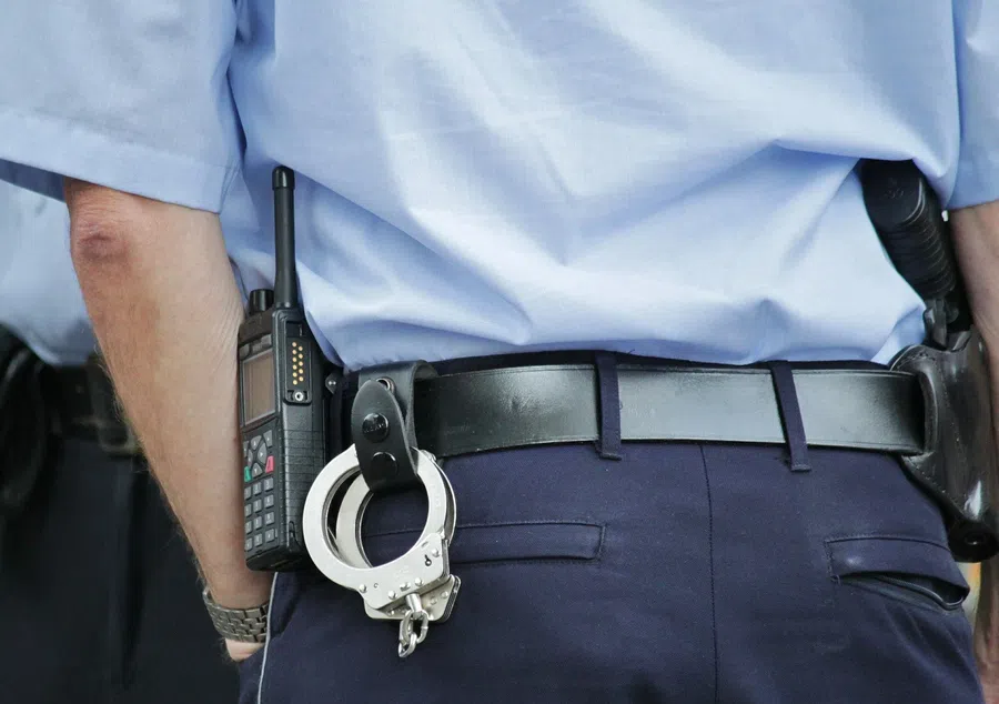 В Красноярске уволили полицейского, который нагадил в подъезде жилого дома