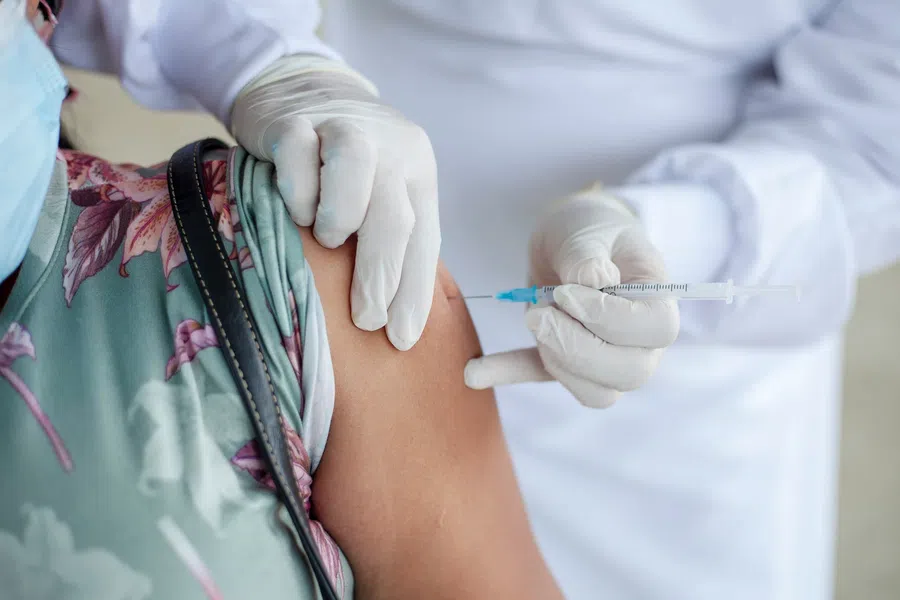 Кому придется вводить третью дозу вакцины против коронавируса, рассказали врачи