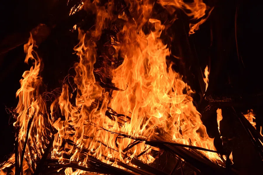 На Камчатке пьяная пенсионерка проводила обряд на хорошую торговлю и сожгла весь рынок