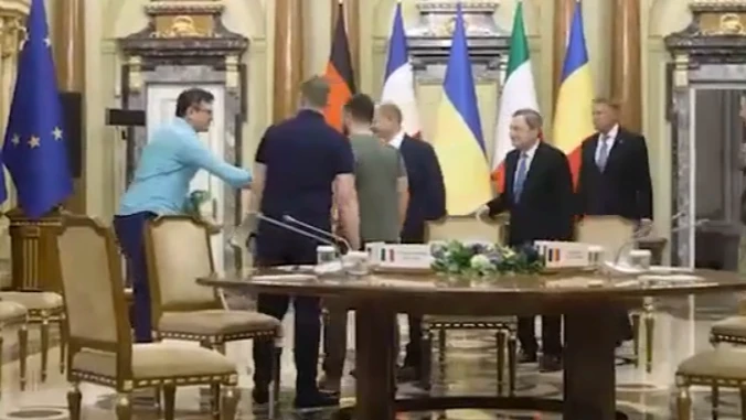 Глава украинского МИД Кулеба явился на встречу Зеленского с европейскими политиками на костылях и в гипсе