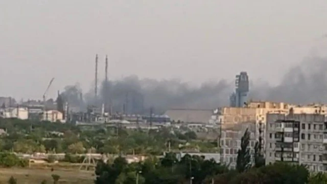 ВСУ вновь обстреляли химический завод «Стирол» в Горловке, начался пожар – видео очевидцев с места происшествия
