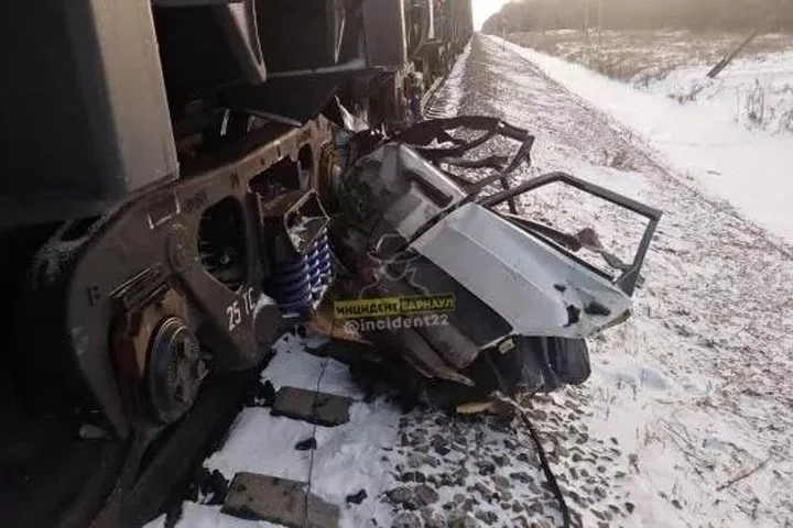 На Алтае поезд несколько километров тащил смятый автомобиль с трупом водителя