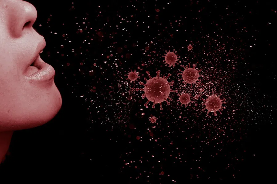 Врачи назвали первый симптом заражения новым штаммом коронавируса омикрон