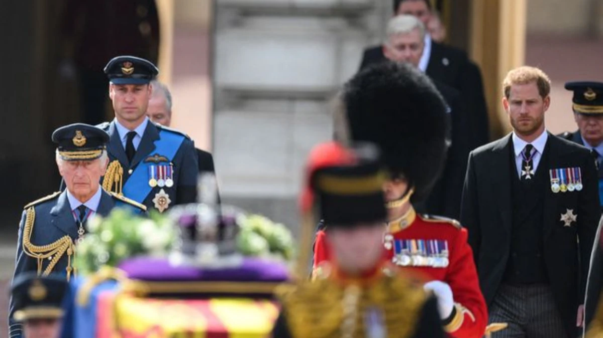 Как в последний раз гроб с телом королевы Елизавета II проехала по Лондону - фото  