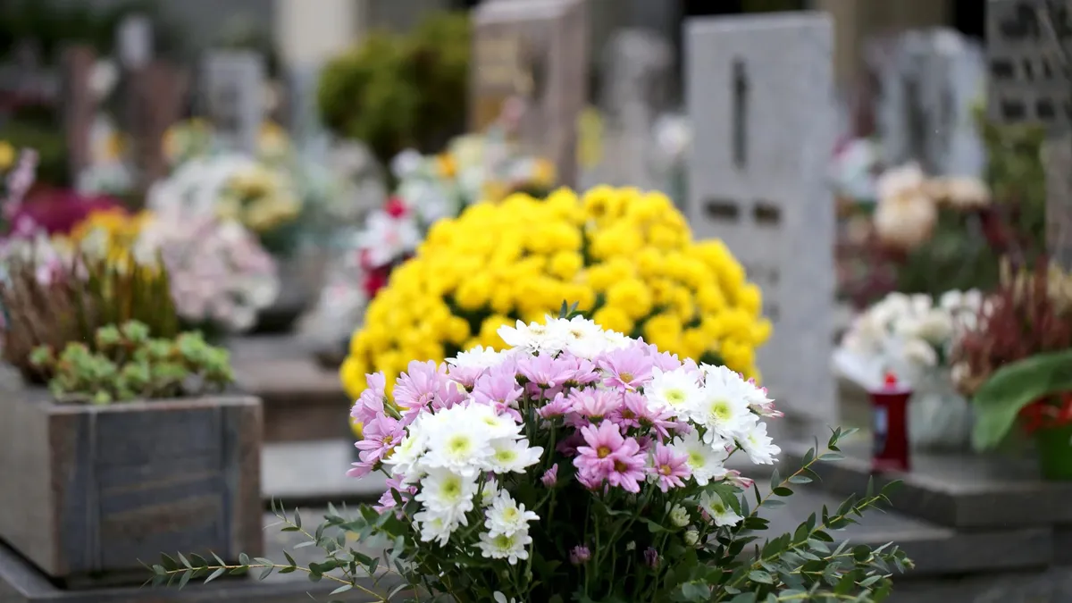В этот день обязательно стоит сходить на кладбище. Фото: pxhere.com