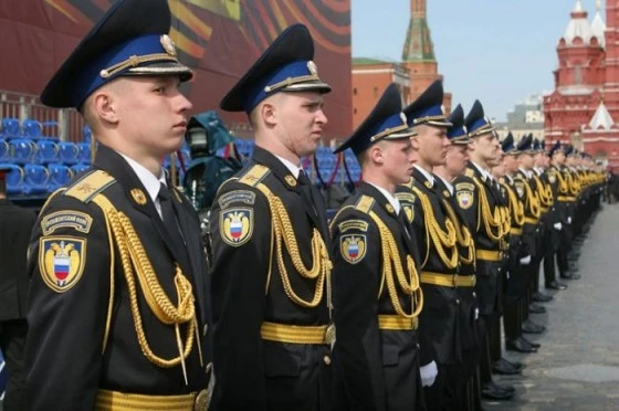 Трое призывников идут служить в Президентский полк