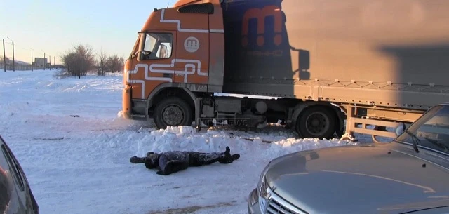 Смерть настигла несчастного в тот момент, когда он пытался вытащить свой грузовик из снежного плена