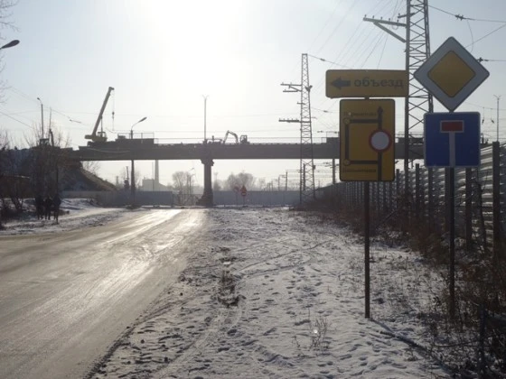 Под путепроводным мостом проехать пока нельзя