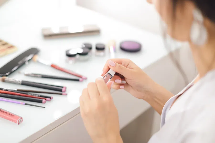 Опасные тестеры косметики: какие болезни и через какие продукты передаются в магазине