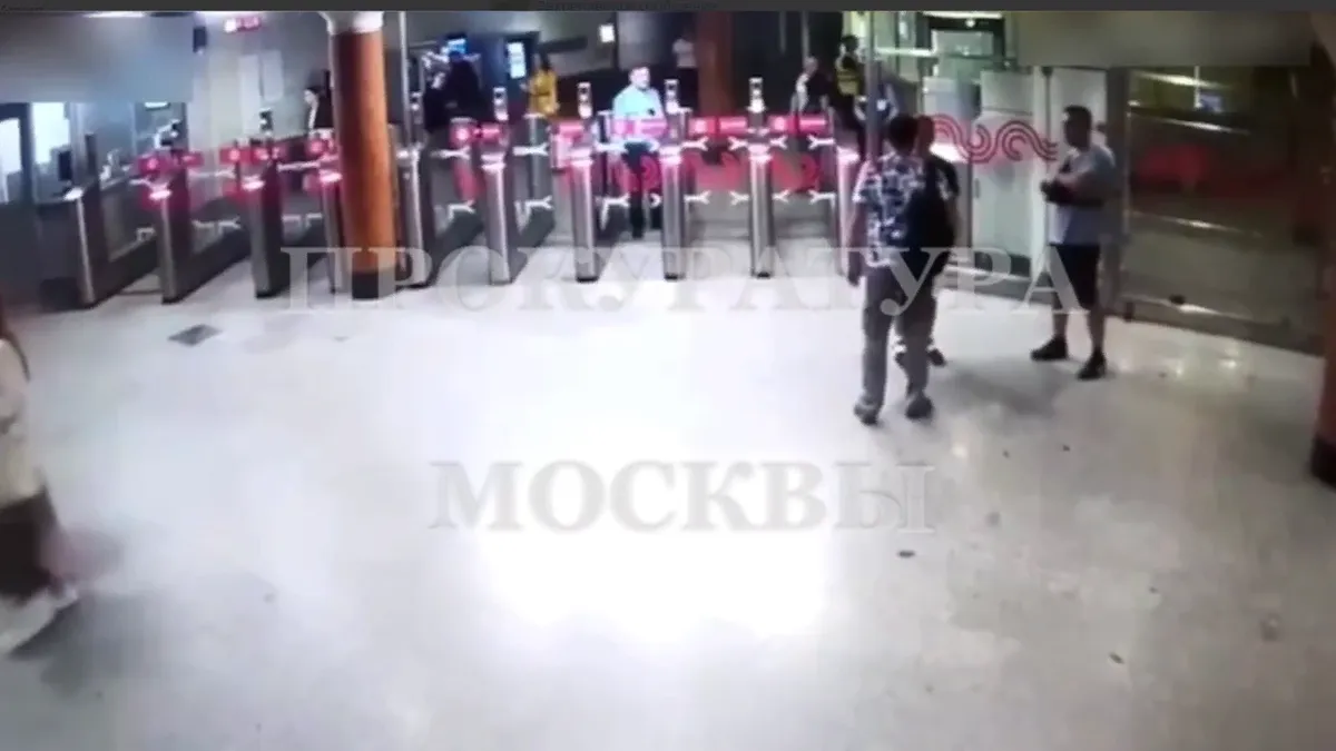 В Москве безбилетник брызнул в лицо пассажиру метро перцовым баллончиком 
