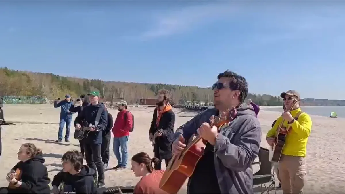 «Поддержка СВО?» Сотни новосибирских гитаристов исполнили песню Егора Летова «Всё идёт по плану» на пляже Академгордка