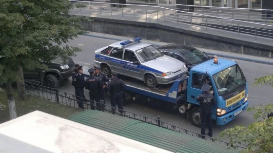 Полицейскую машину пытались эвакуировать 