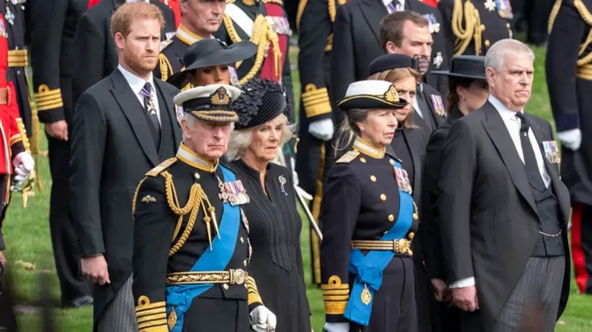 Слева направо: британский король Карл III, Камилла, королева-консорт, принцесса Анна, принцесса Королевская, принц Эндрю, герцог Йоркский, принцесса Беатриче, принцесса Евгения, Питер Филлипс, принц Гарри, герцог Сассекский, Меган, герцогиня Сассекская, наблюдают, как гроб покойной королевы Елизаветы II прибывает в Арку Веллингтона из Вестминстерского аббатства 19 сентября 2022 года в Лондоне. Фото: Брин Колтон/Getty Images