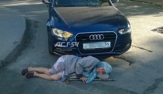 Пенсионерка легла под машину, заявив, что ее сбили