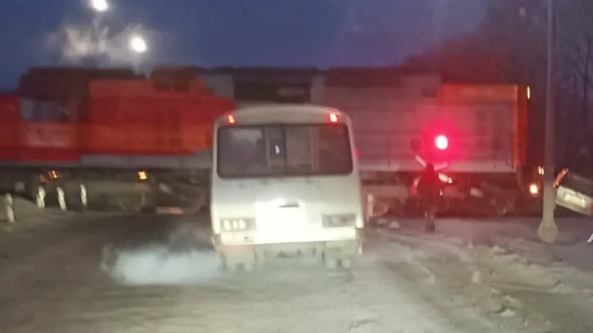 Товарный поезд едва не раздавил Kia Sportage с водителем под Новосибирском – видео
